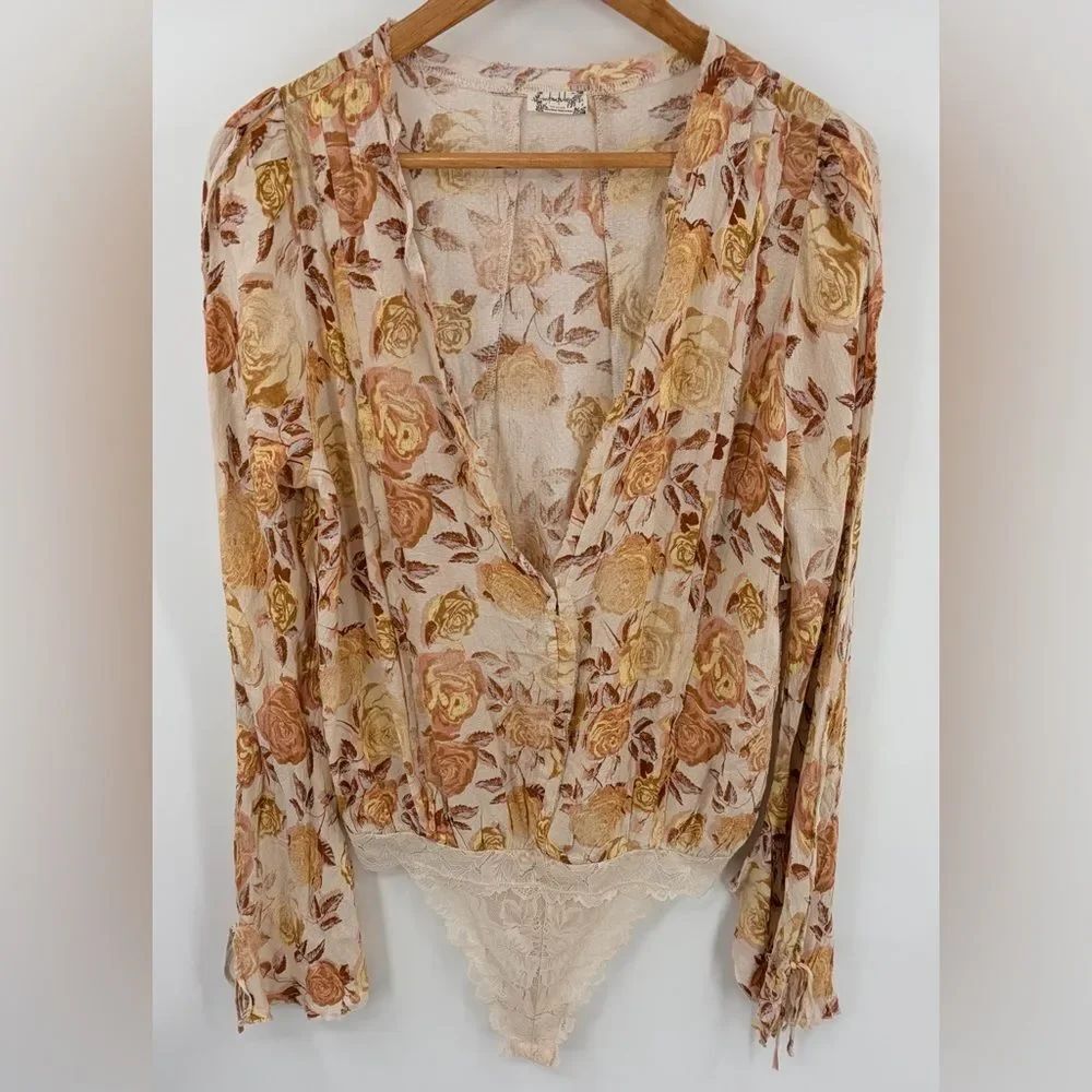 Free People intimately everything’s rosy floral v-neck lace thong l/s bodysuit M